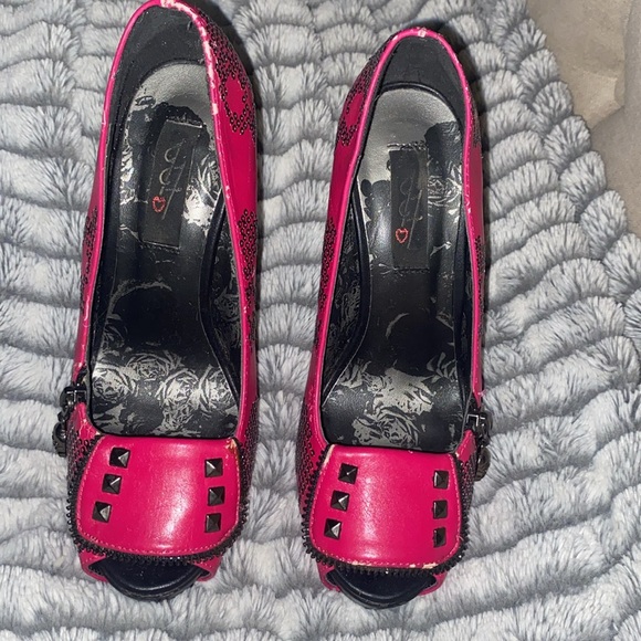 Pink high heels with skull zipper rare  size 6  or size 37 it shows barley worn - Picture 4 of 7